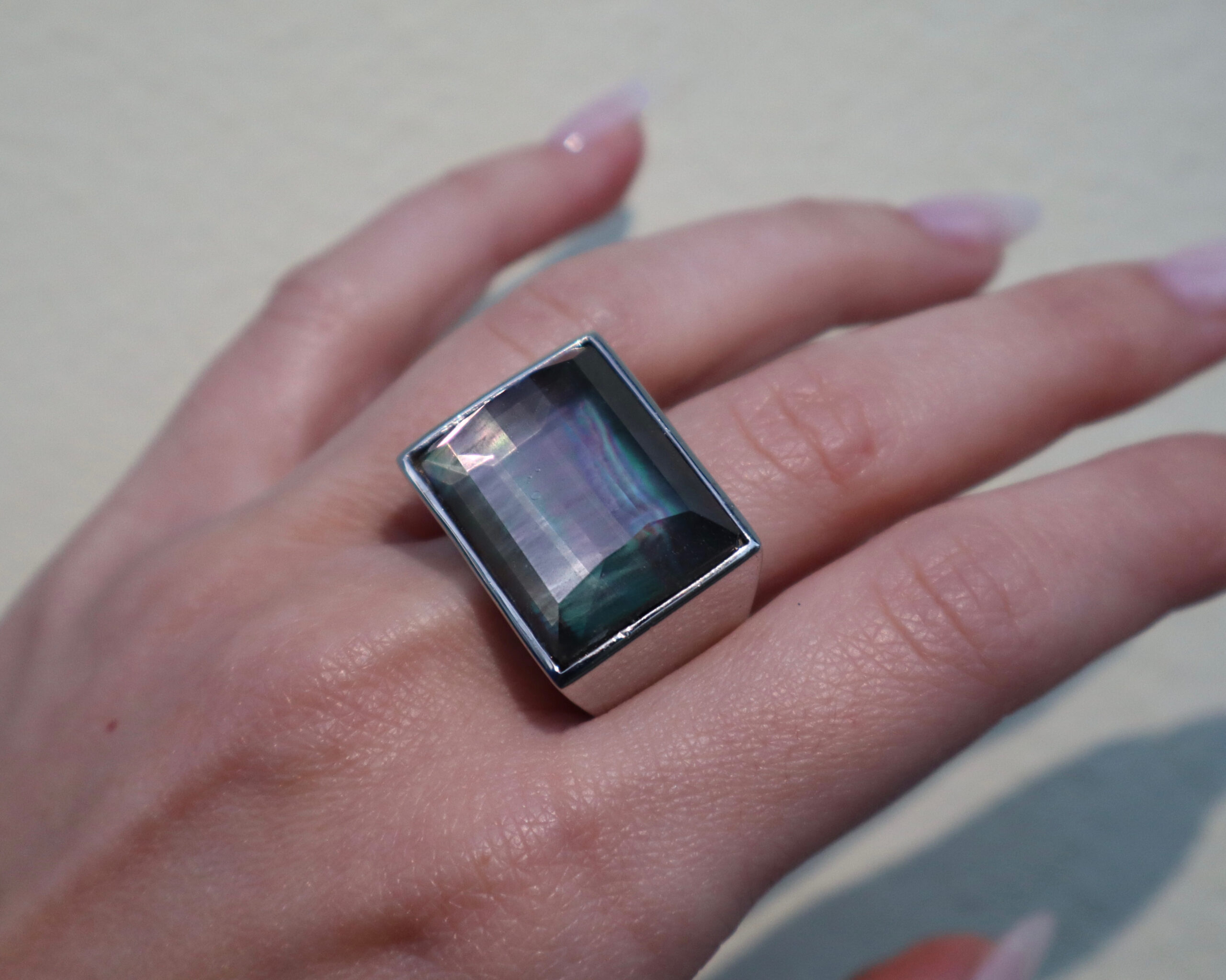 Anello con madreperla e quarzo - immagine 2