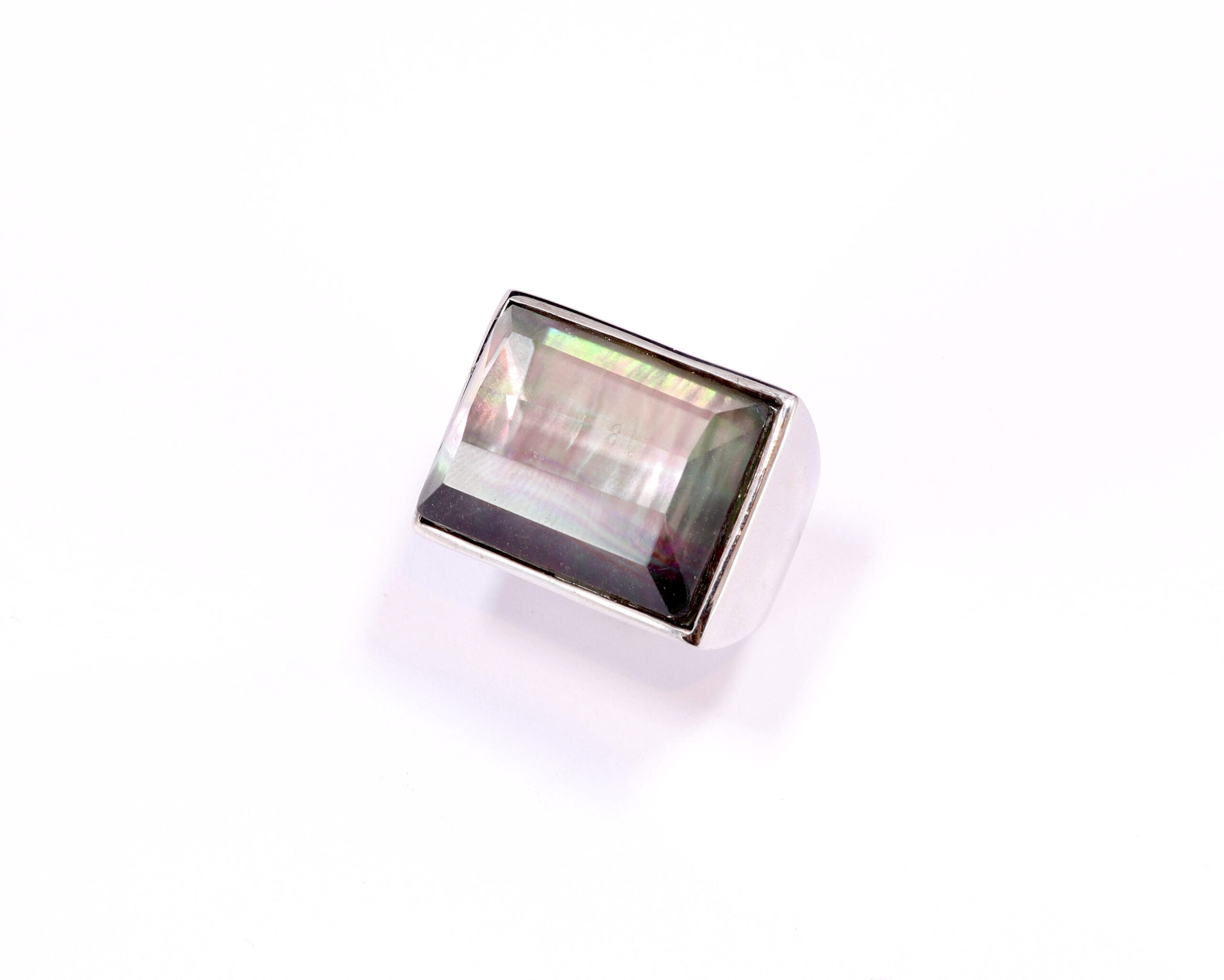 Anello con madreperla e quarzo
