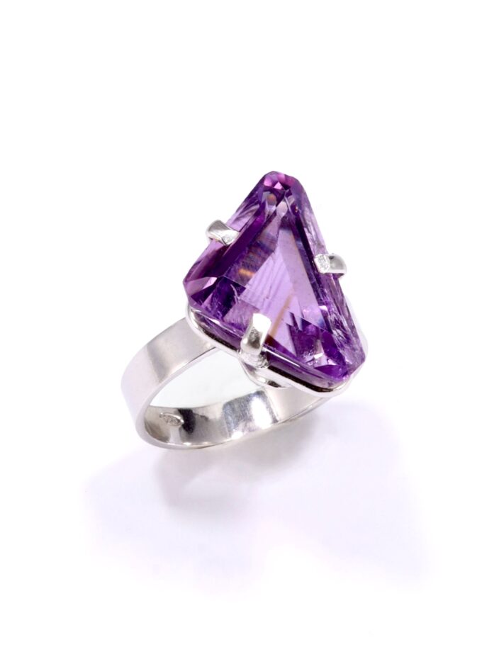 Anello con Ametista triangolare