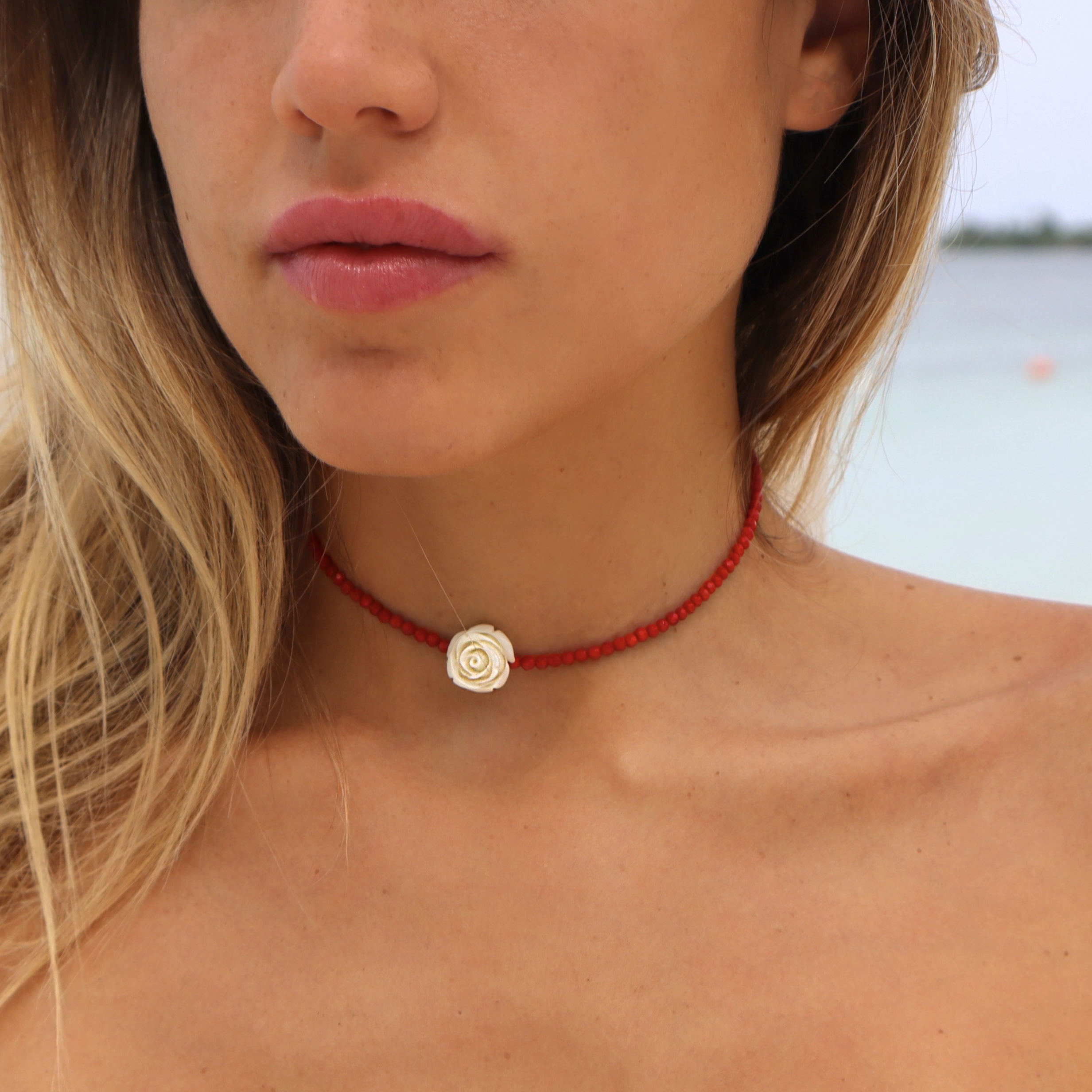 Girocollo rosso corallo con mini rosa bianca - immagine 2