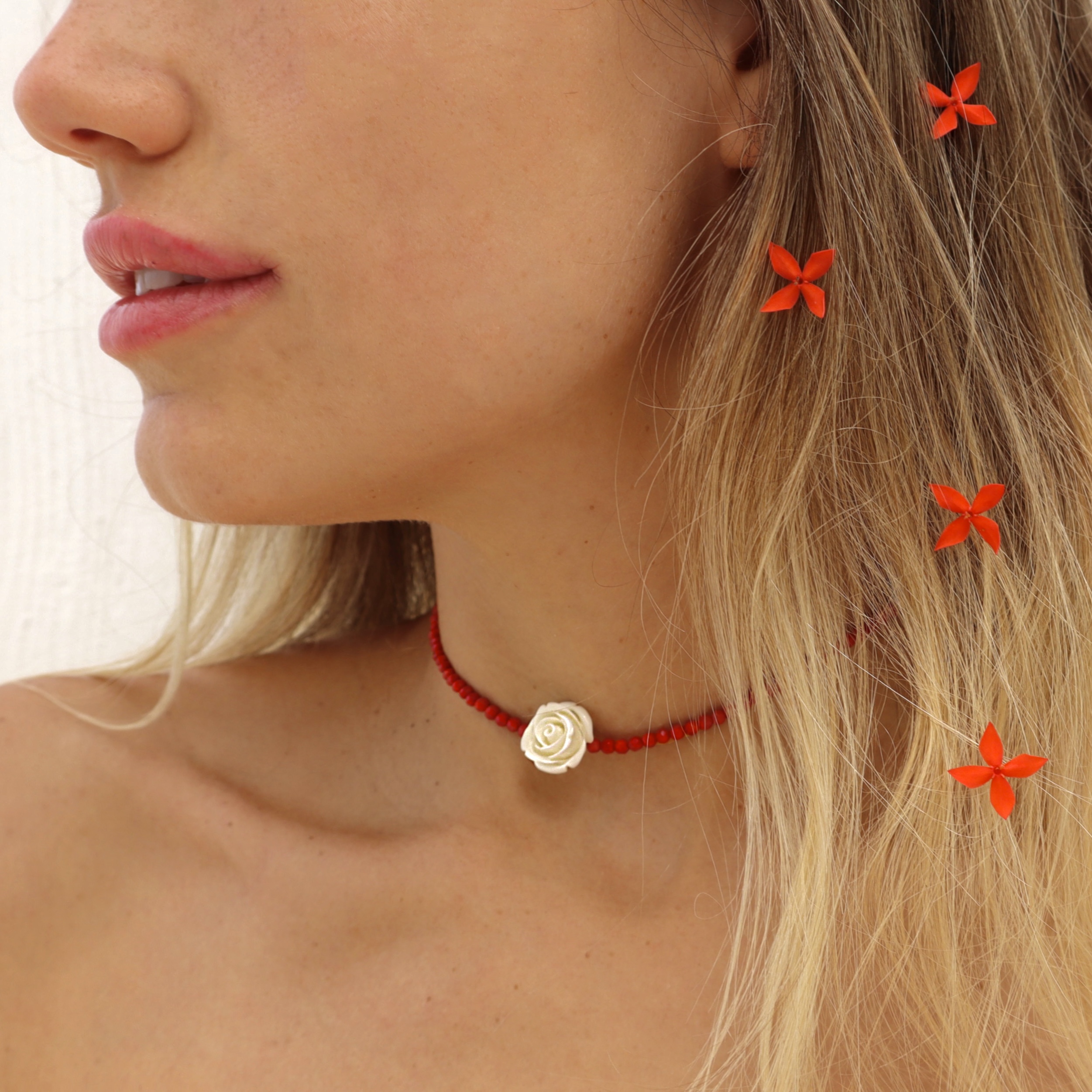 Girocollo rosso corallo con mini rosa bianca - immagine 4