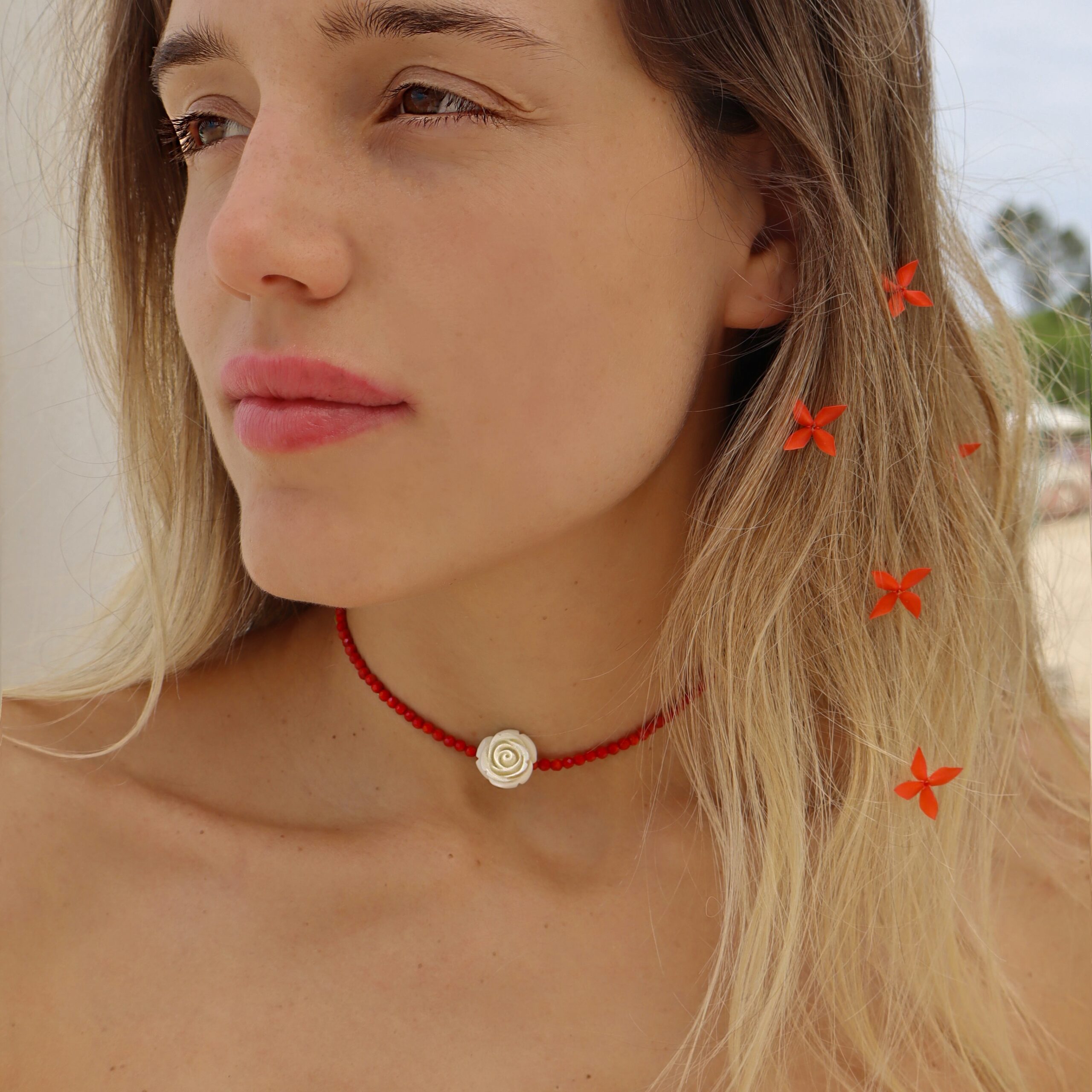 Girocollo rosso corallo con mini rosa bianca - immagine 5