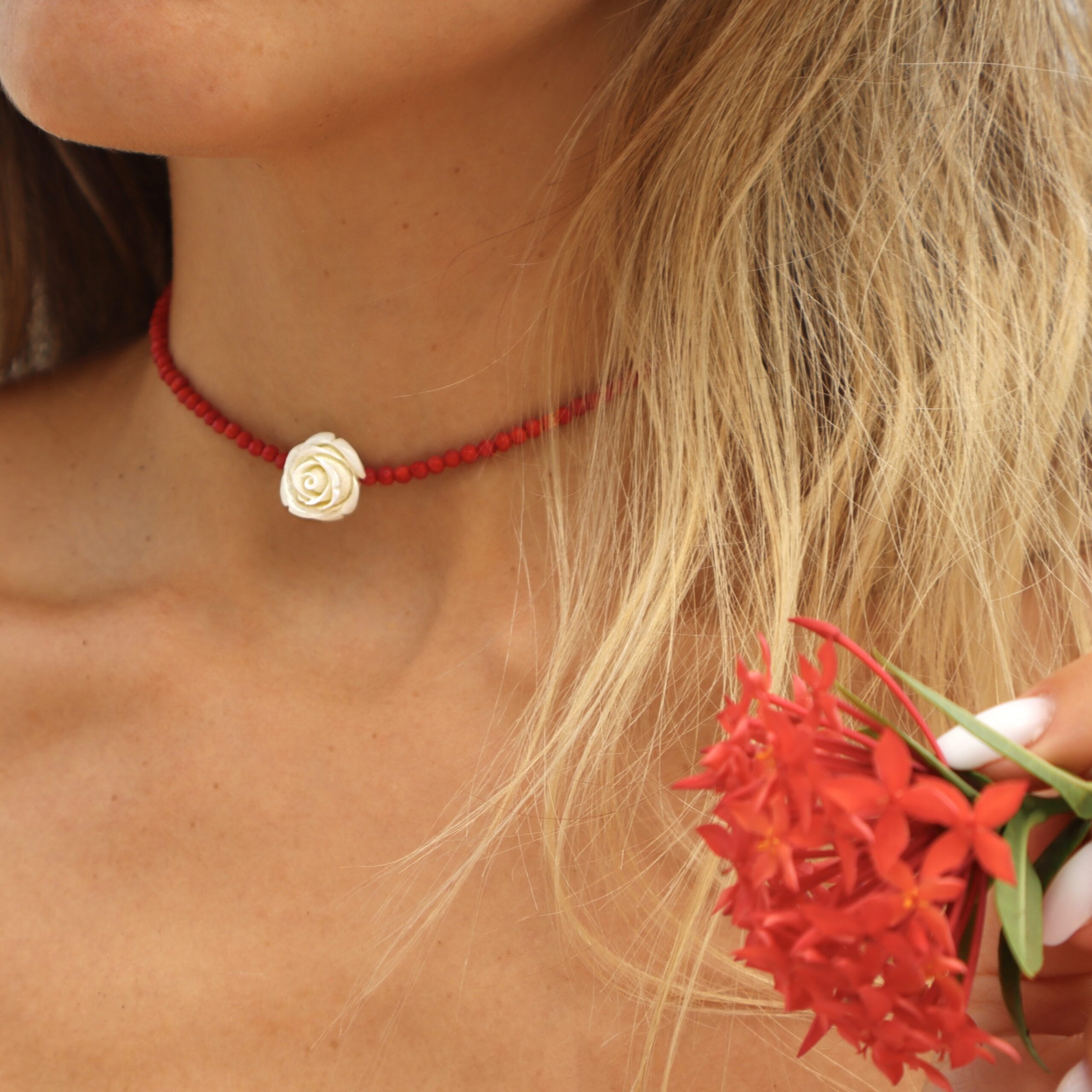 Girocollo rosso corallo con mini rosa bianca - immagine 7