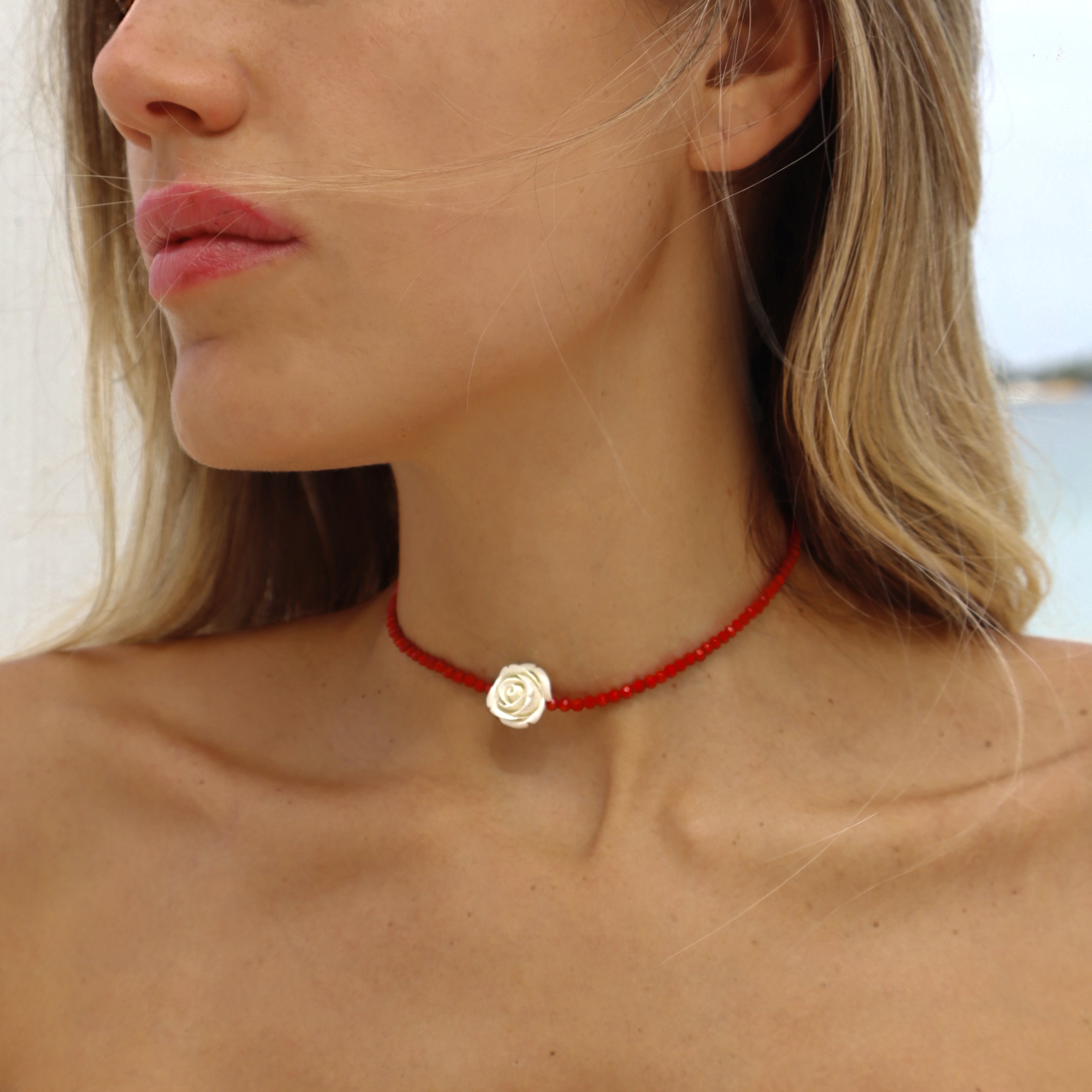 Girocollo rosso corallo con mini rosa bianca - immagine 8