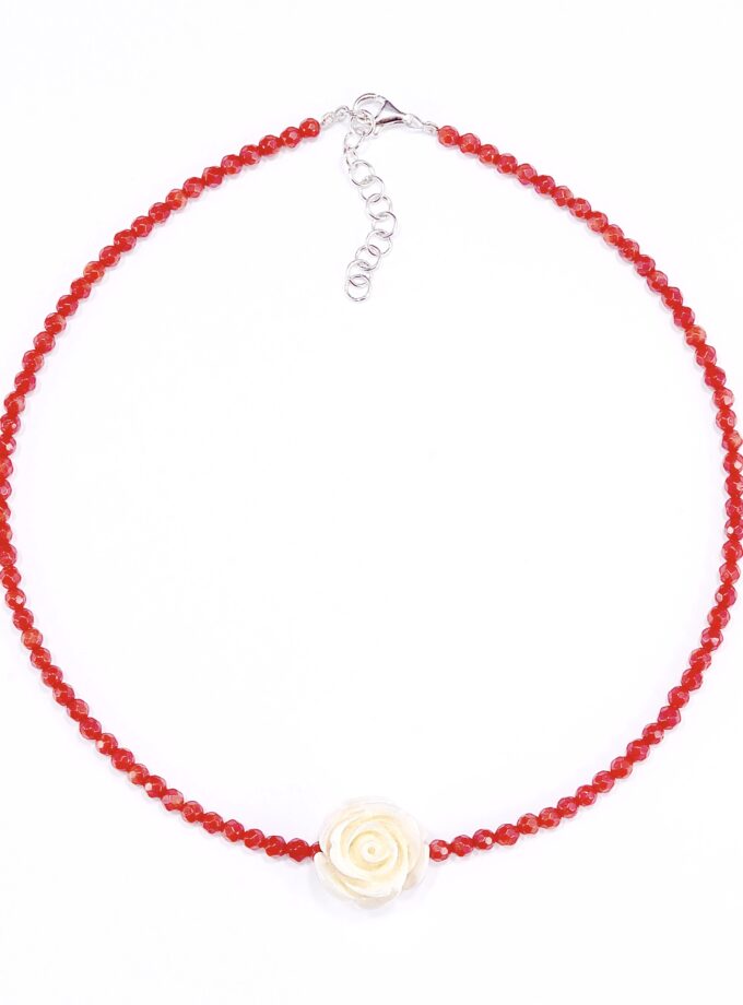 Girocollo rosso corallo con mini rosa bianca