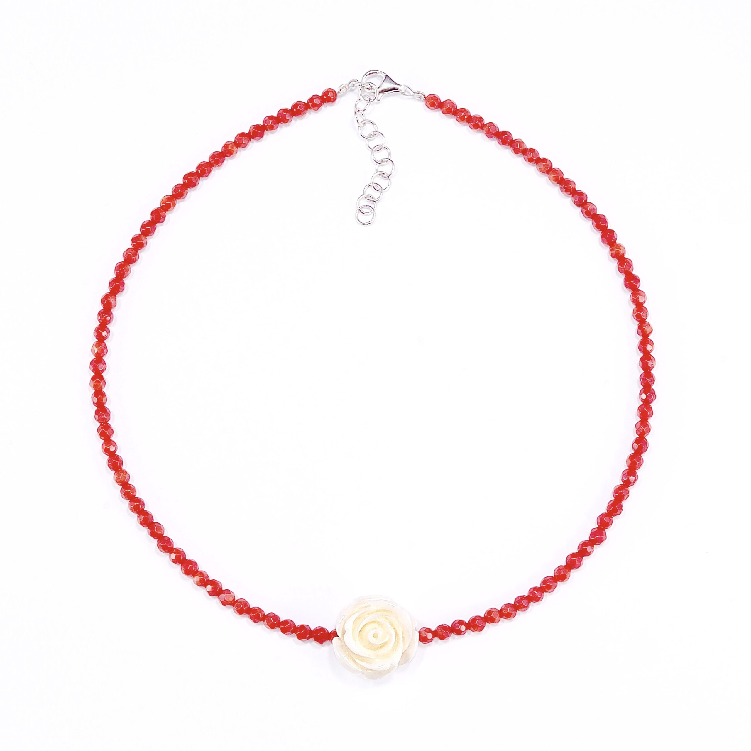 Girocollo rosso corallo con mini rosa bianca