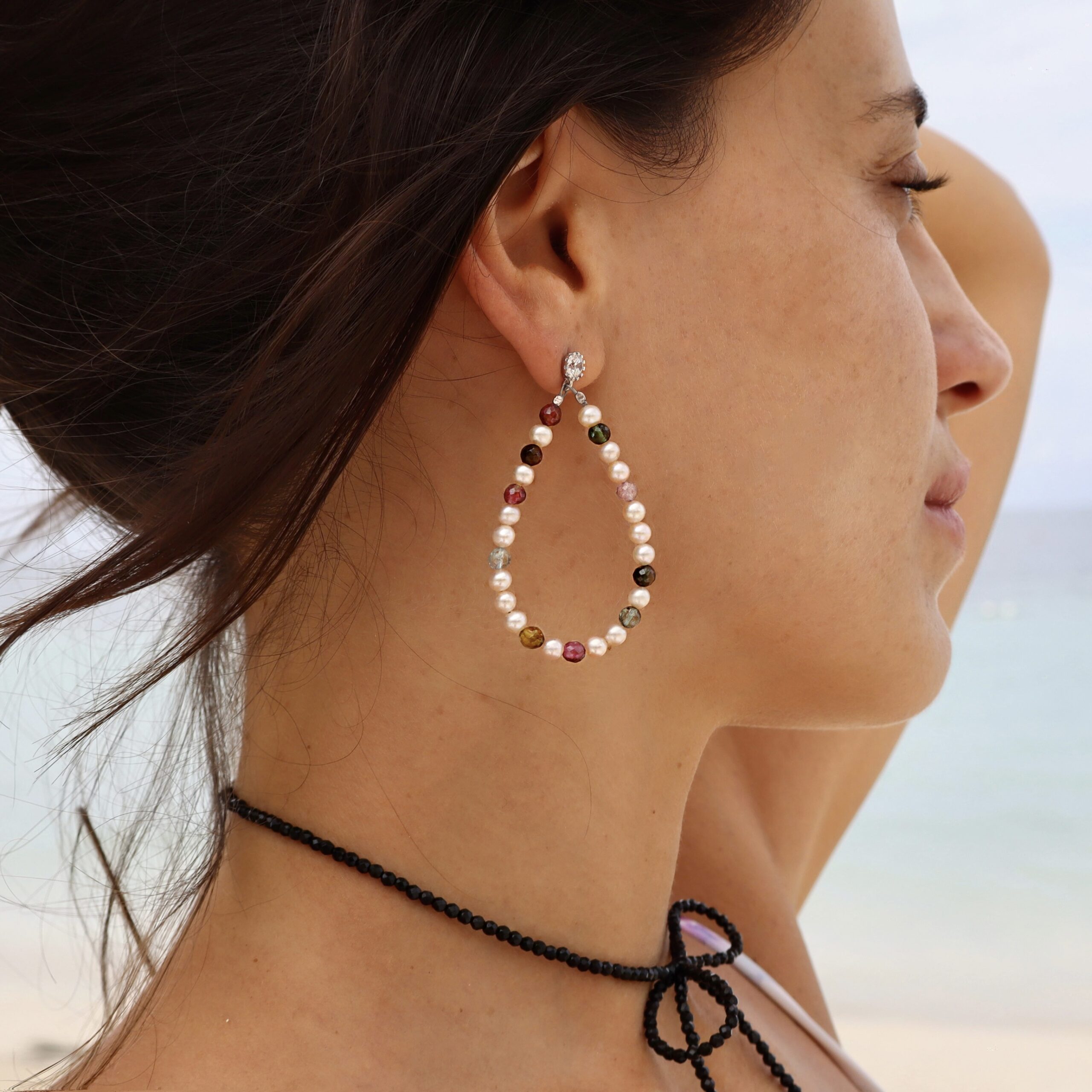 Orecchini a cerchio con tormalina multicolor e perle - immagine 2