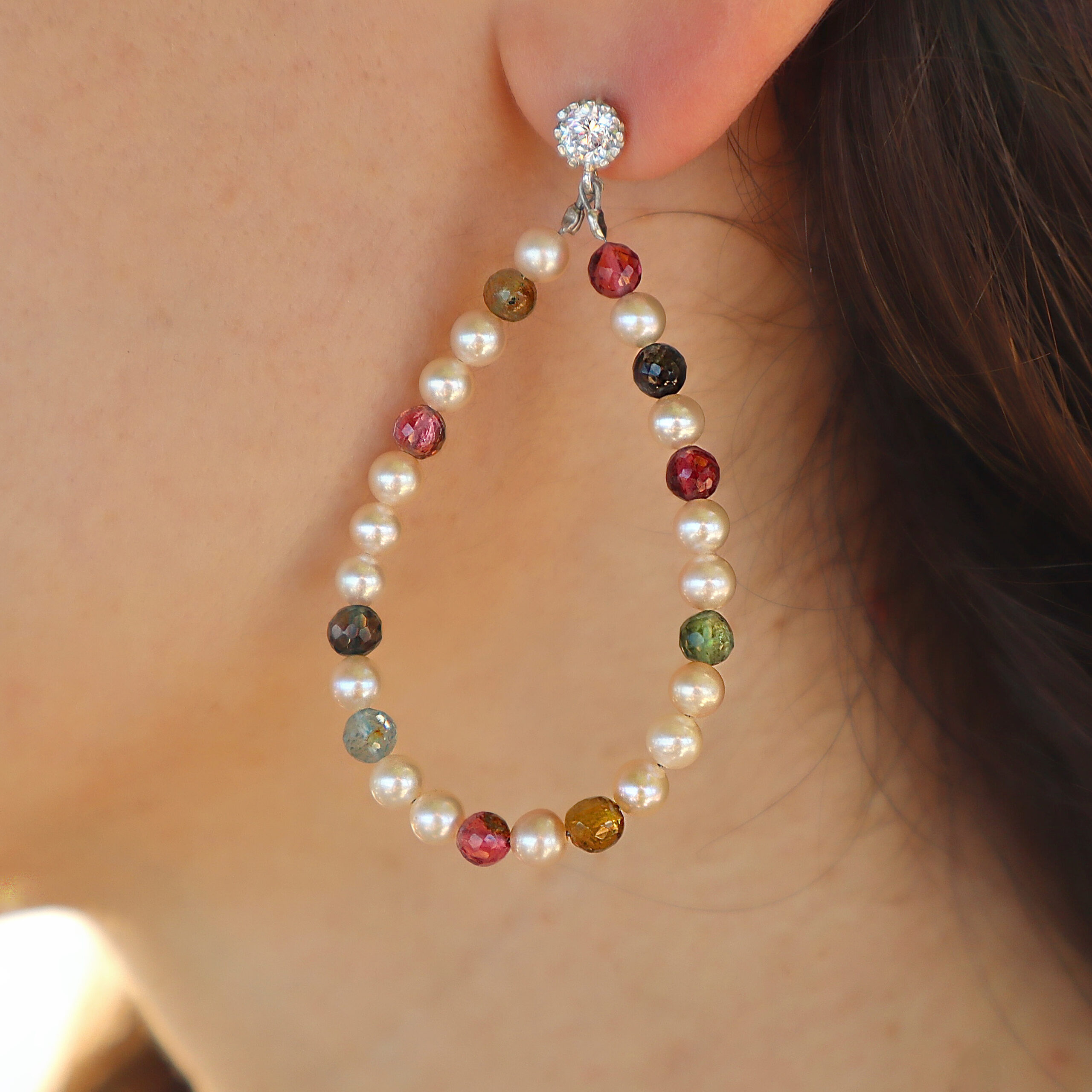 Orecchini a cerchio con tormalina multicolor e perle - immagine 3