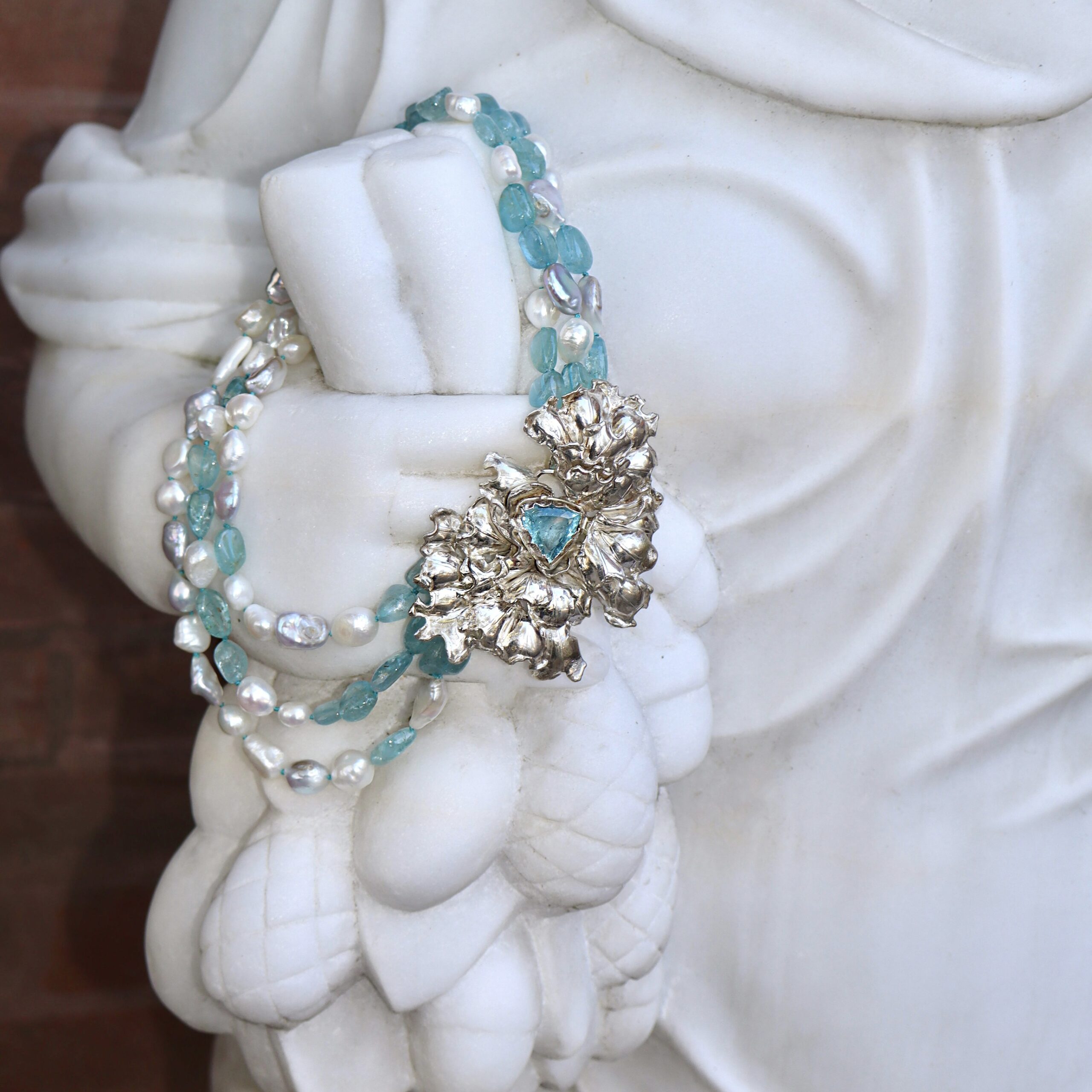 Collana in Acquamarina, Argento Scultoreo e Perle - immagine 7