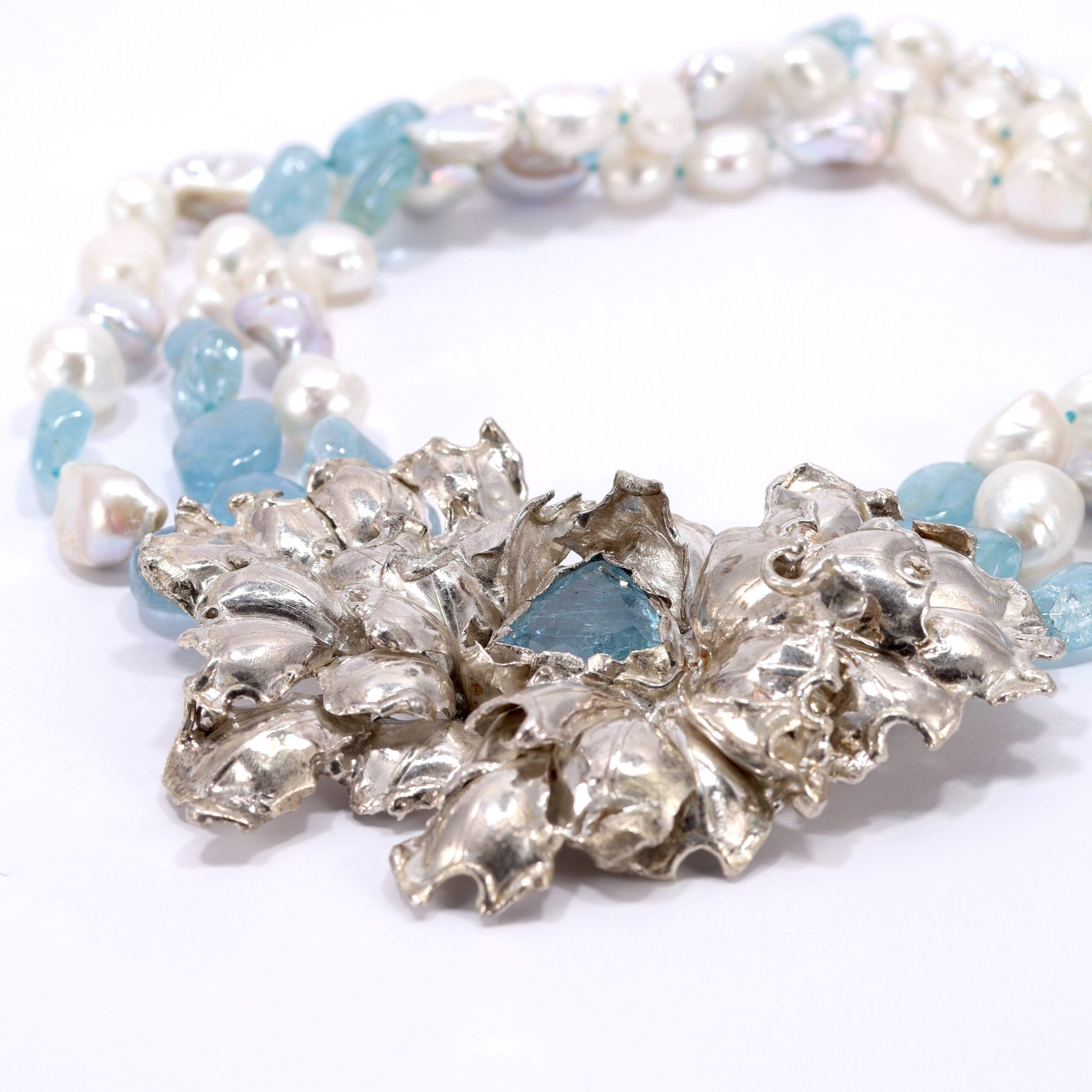 Collana in Acquamarina, Argento Scultoreo e Perle - immagine 6