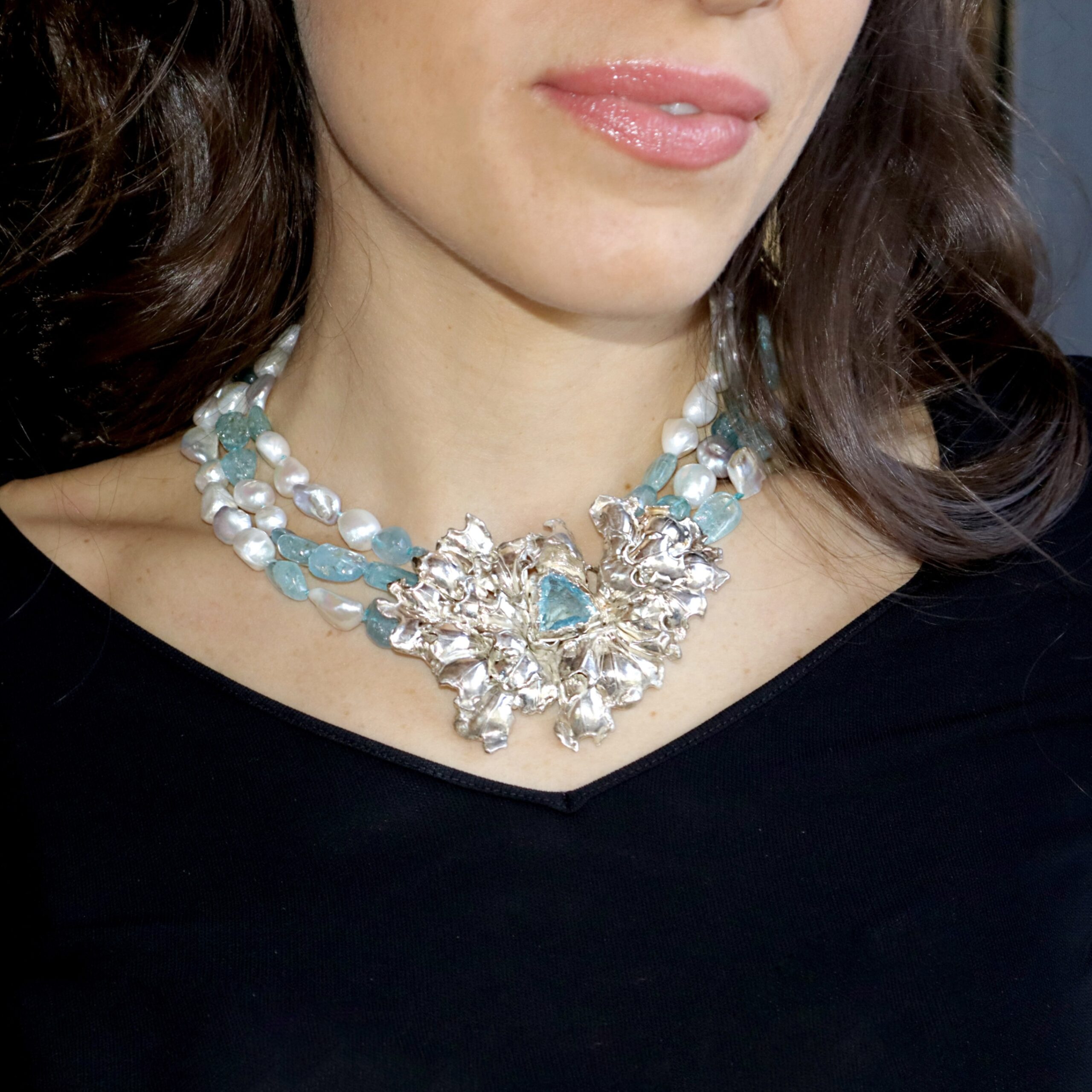 Collana in Acquamarina, Argento Scultoreo e Perle - immagine 2