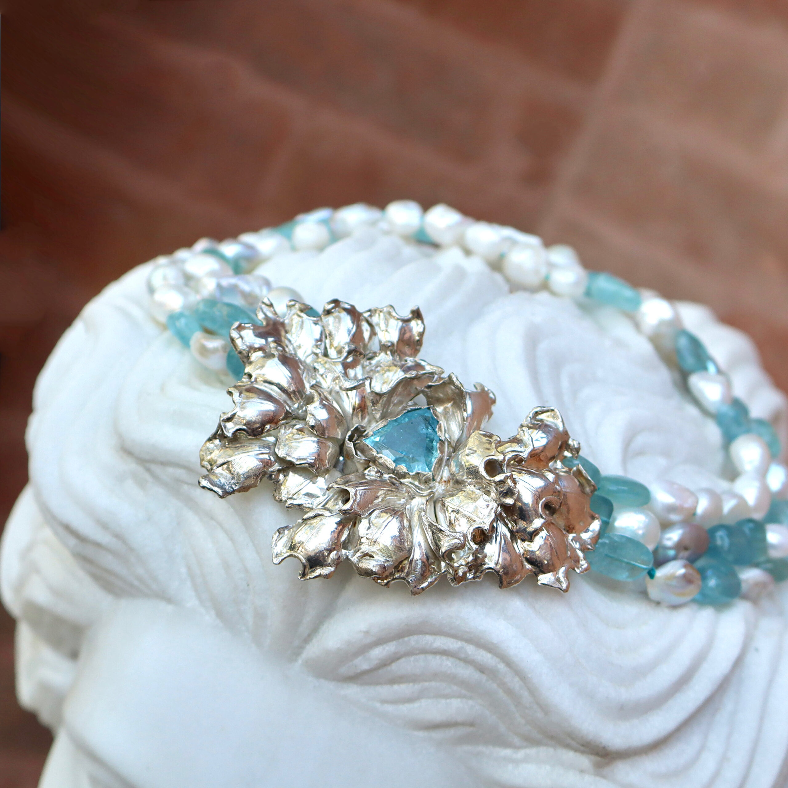 Collana in Acquamarina, Argento Scultoreo e Perle - immagine 4